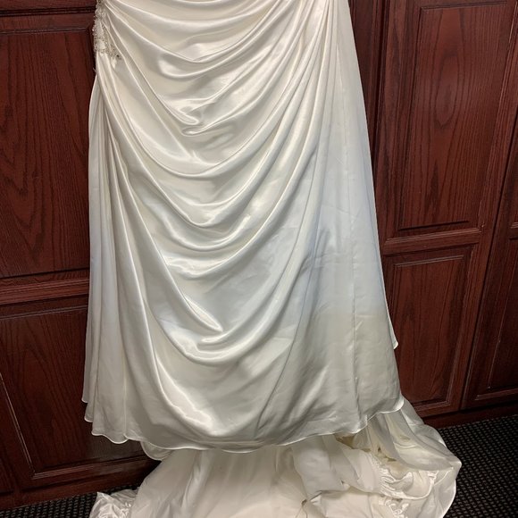 Wedding Dress - Picture 3 of 5